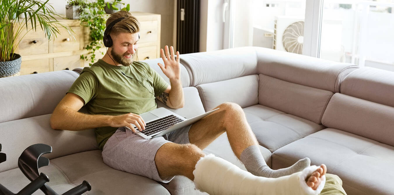 man in leg cast collecting individual disability insurance